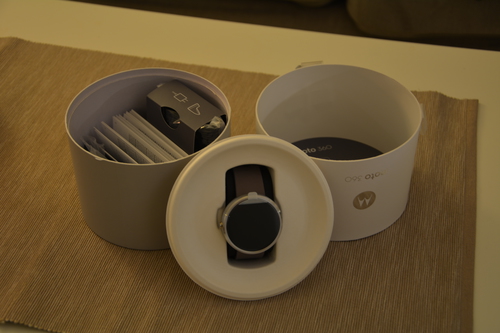 Moto 360 in its opened
packaging